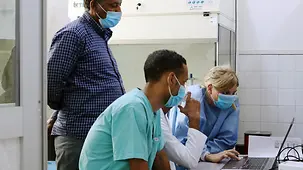 Aus jedem Land wurden zwei Wissenschaftler oder Laborassistenten von den deutschen Mikrobiologen ausgebildet. Alle Mitarbeiter vor Ort haben einen wissenschaftlichen oder labortechnischen Hintergrund.