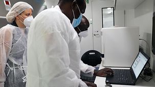 Um die Corona-Tests zielgerichtet nutzen zu können, weisen die deutschen Mikrobiologen das wissenschaftliche Fachpersonal des Centre Muraz in Burkina Faso in die gelieferte Diagnostik ein.