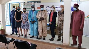 Insgesamt 75.000 Corona-Test-Kits brachten Dr. Asli Heitzer und ihr Team in die G5-Sahel-Länder. Die Tests für Niger wurden in der Hauptstadt Niamey offiziell übergeben.