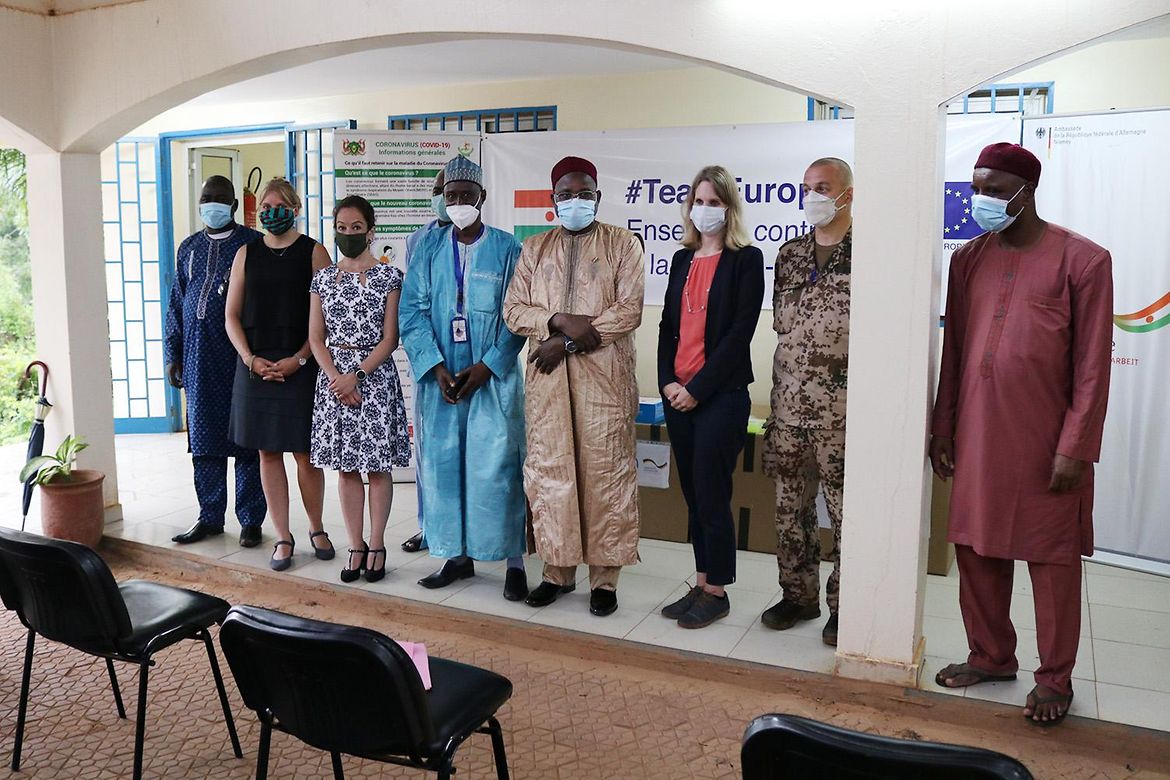 Insgesamt 75.000 Corona-Test-Kits brachten Dr. Asli Heitzer und ihr Team in die G5-Sahel-Länder. Die Tests für Niger wurden in der Hauptstadt Niamey offiziell übergeben.
