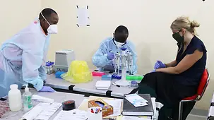 Die mobilen Labortrainings finden zwei Mal im Jahr statt. Die Mitarbeiter in dem mobilen Labor sind Biologen, Mediziner oder Technische Assistenten.