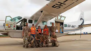 Am Lufttransportstützpunkt Niamey wurden die Corona-Test-Kits zum Transport nach Burkina Faso und Mauretanien verladen.