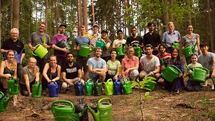 Das Foto zeigt ein Gruppenbild der Mitglieder des Projekts "Klimawald".