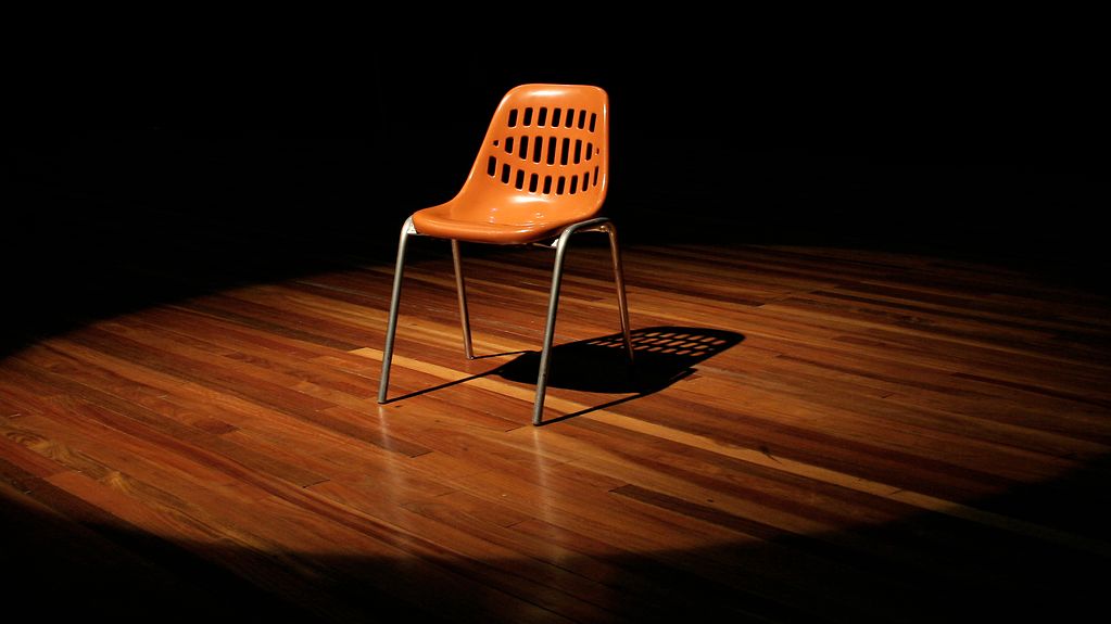 Leerer Stuhl auf einer Bühne