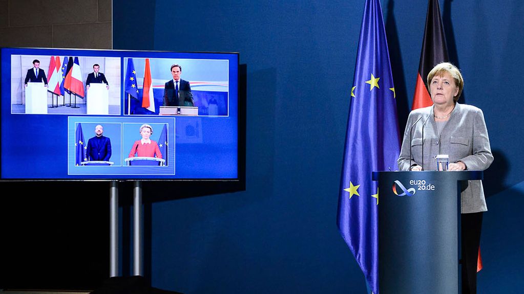 Angela Merkel lors d’une conférence de presse aux côtés d’Emmanuel Macron, du chancelier fédéral autrichien Sebastian Kurz, du premier ministre néerlandais Mark Rutte, du président du Conseil européen et de la présidente de la Commission européenne