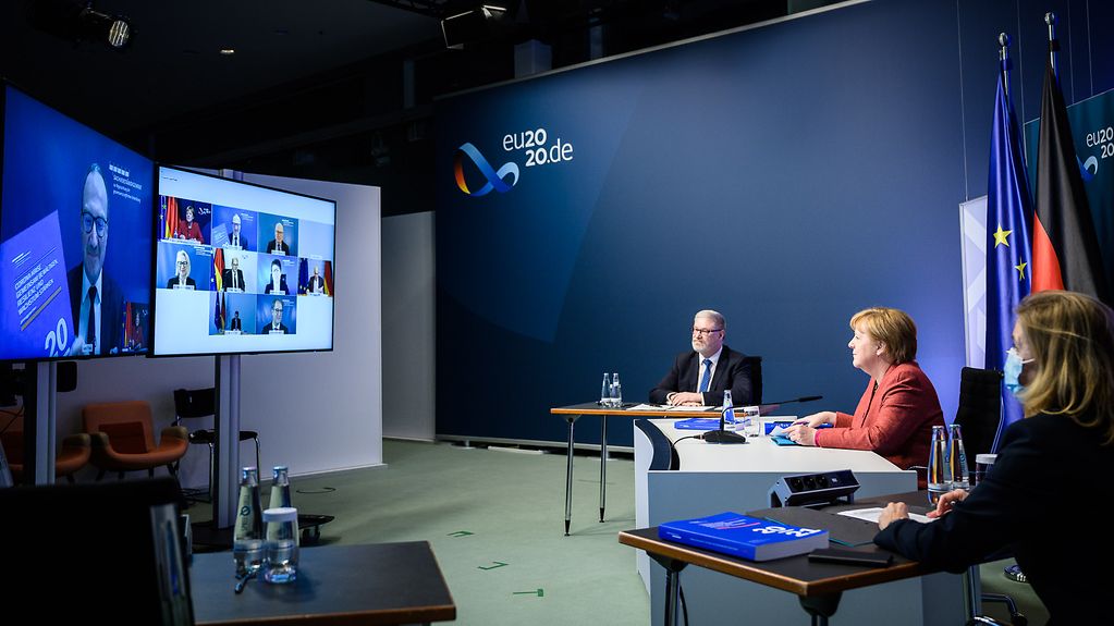 Bundeskanzlerin Angela Merkel im Gespräch mit Lars Feld, Vorsitzender des Sachverständigenrats zur Begutachtung der gesamtwirtschaftlichen Entwicklung.
