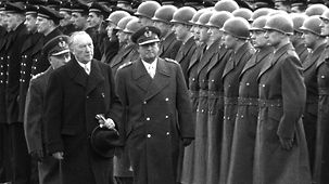 12. November 1955: Bundeskanzler Konrad Adenauer besucht die ersten Freiwilligen der Bundeswehr.