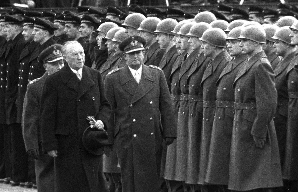 12. November 1955: Bundeskanzler Konrad Adenauer besucht die ersten Freiwilligen der Bundeswehr.