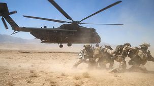 Ein Team von Bundeswehr-Soldaten schützt sich beim Start des Transporthubschraubers CH-53 MedEvac während einer Rettungsübung in der Nähe von Mazar-e Sharif/Afghanistan.