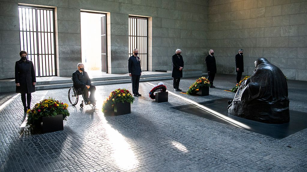 Laying wreaths at the Neue Wache