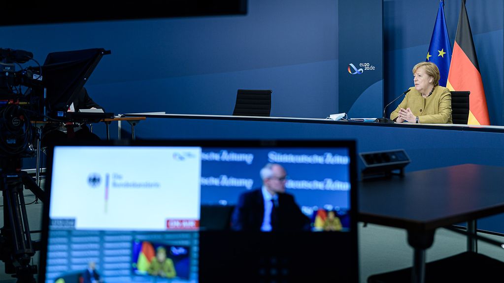 Bundeskanzlerin Merkel spricht per Videokonfernz beim Wirtschaftsgipfel der Süddeutschen Zeitung.