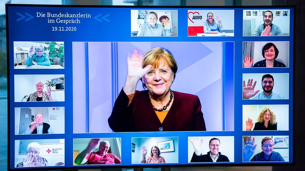 Bundeskanzlerin Angela Merkel im Gespräch mit mit Pflegebedürftigen, pflegenden Angehörigen und Pflegekräften austauschen.