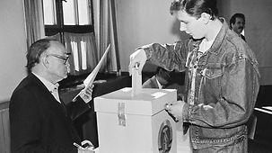 n der DDR findet die erste freie Wahl zur Volkskammer nach der Grenzöffnung 1989 statt.