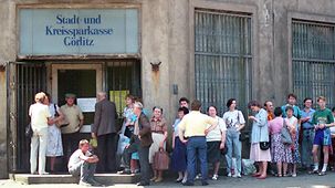 Währungsunion 1990 / Sparkasse Görlitz DDR-Bürger stehen 1990 vor der Sparkasse in der Elisabethstrasse Schlange um DDR-Mark in DM zu tauschen.