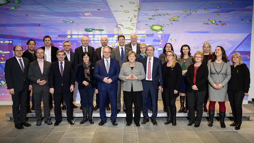 Bundeskanzlerin Angela Merkel und Mitglieder der Kommission "30 Jahre friedliche Revolution und Deutsche Einheit" 2020