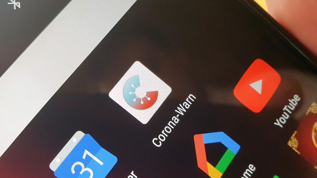 Das App-Symbol der Corona-Warn-App auf einem Smartphone-Display.