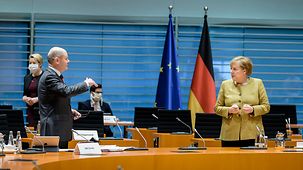 Bundeskanzlerin Angela Merkel im Gespräch mit Olaf Scholz, Bundesminister der Finanzen, vor Beginn des Kabinettausschusses "zur Bekämpfung von Rechtsextremismus und Rassismus".
