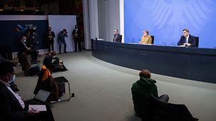 Bundeskanzlerin Angela Merkel während einer Pressekonferenz im Anschluss an ein Gespräch mit den Regierungschefinnen und Regierungschefs der Länder.