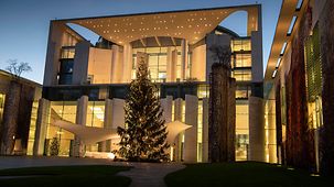 Weihnachtsbaum im Ehrenhof des Kanzleramtes.