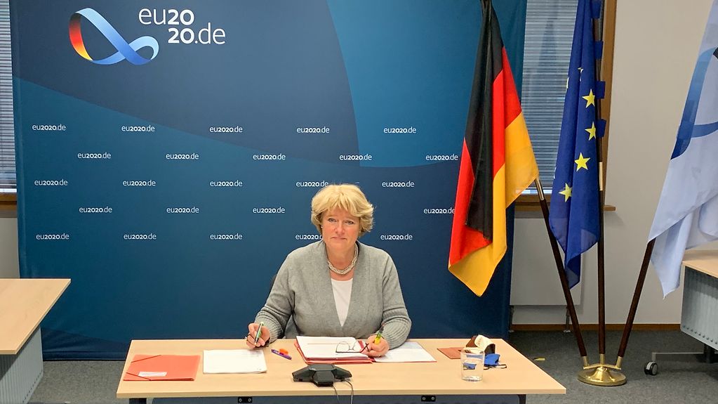 Kulturstaatsministerin Monika Grütters am Tisch