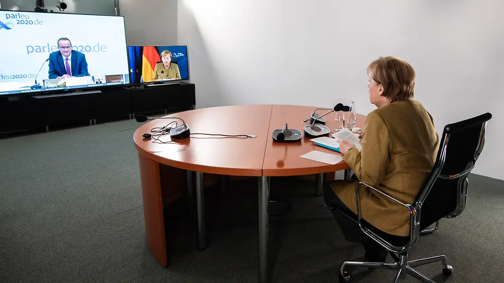 La chancelière fédérale Angela Merkel lors d’une visioconférence de la Conférence des organes parlementaires spécialisés dans les affaires de l’Union des parlements de l’Union européenne (COSAC)