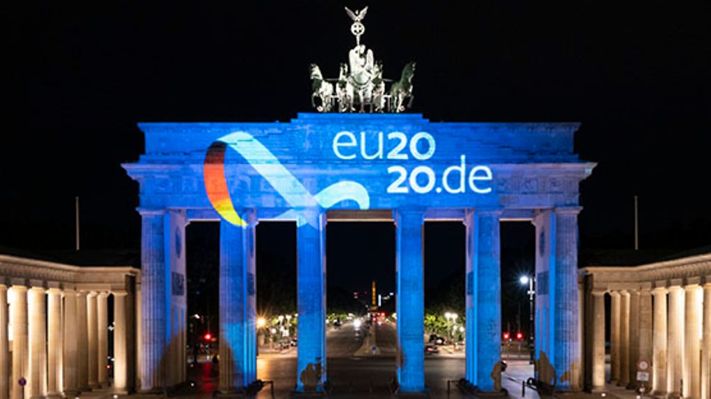 Das Bradenburger Tor angestrahlt zum Auftakt der deutschen EU-Ratspräsidentschaft
