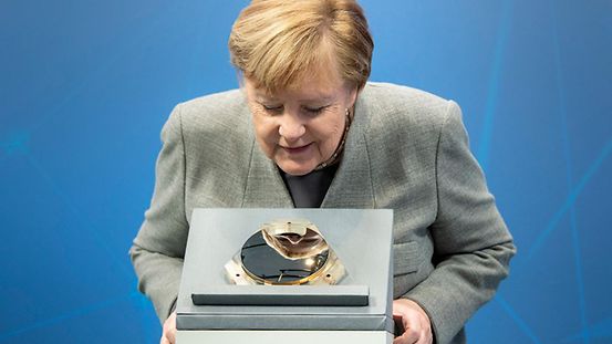 Bundeskanzlerin Merkel inspiziert den präzisesten Spiegel der Welt