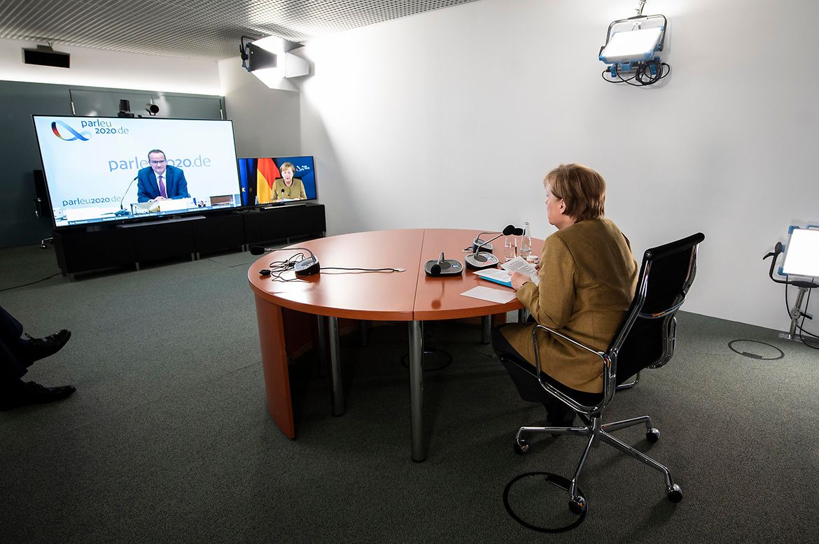 Bundeskanzlerin Angela Merkel während einer Videokonferenz mit den Europa-Ausschüssen der EU-Mitgliedstaaten und des Europäischen Parlaments