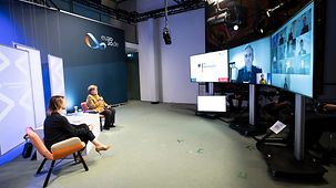 Bundeskanzlerin Angela Merkel während einer Videokonferenz im Gespräch mit Polizistinnen und Polizisten 