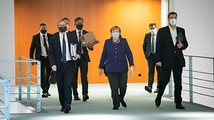 Bundeskanzlerin Angela Merkel im Gespräch mit den Regierungschefs der Länder.
