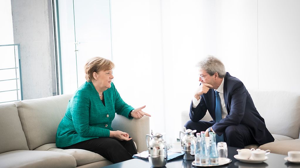 Gentiloni und Merkel führen ein Gespräch im Kanzleramt.