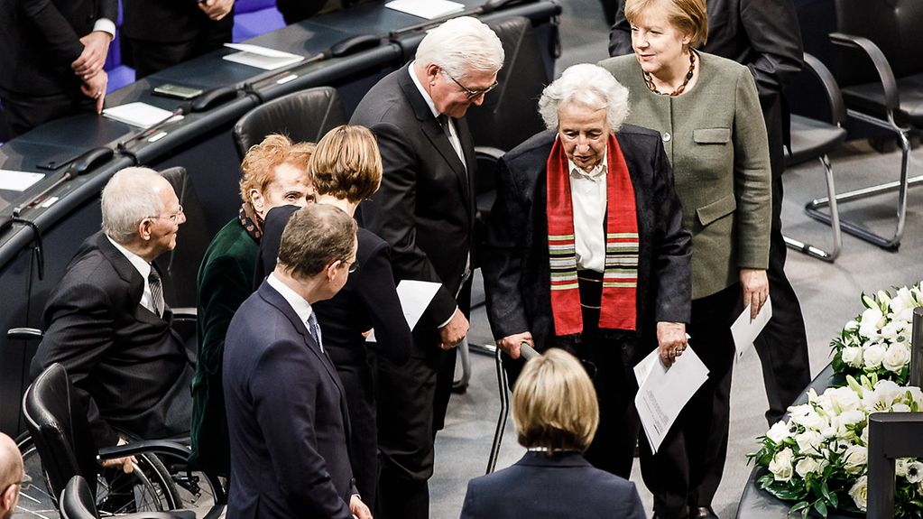 Frank-Walter Steinmeier, Anita Lasker-Wallfisch et Angela Merkel au Bundestag