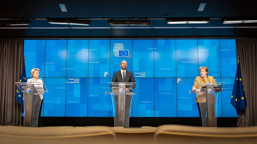 Bundeskanzlerin Angela Merkel spricht auf einer Pressekonferenz zum Europäischen Rat neben Ursula von der Leyen, Präsidentin der Europäischen Kommission, und Charles Michel, Präsident des Europäischen Rates. 
