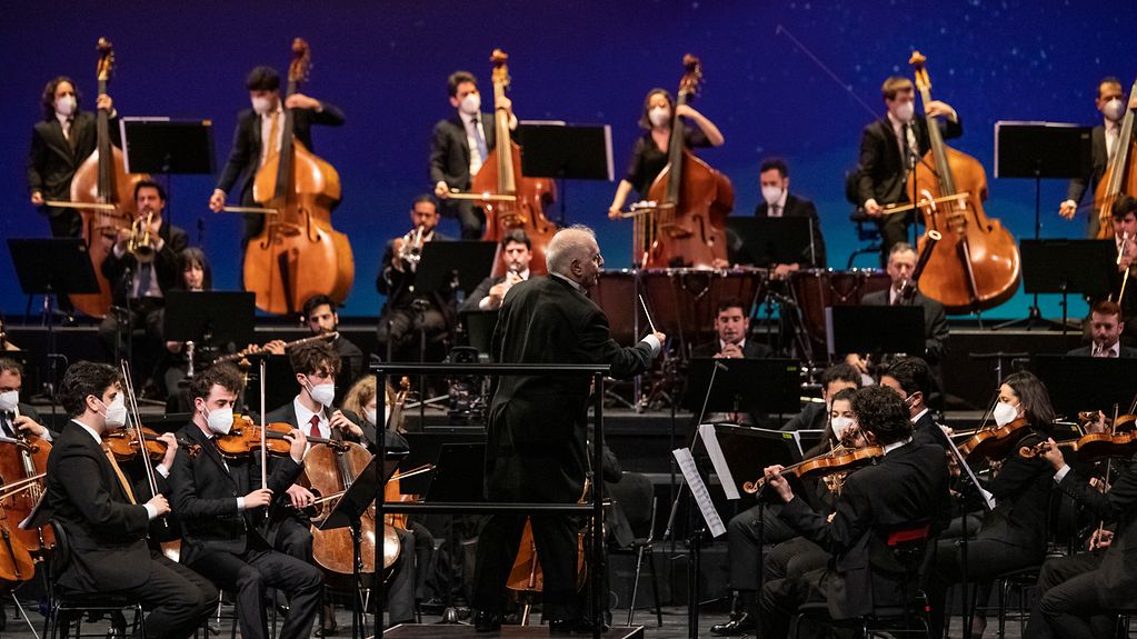Daniel Barenboim und das West-Eastern Divan Orchestra bei der Generalprobe für das Jubiläumskonzert