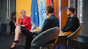 Franziska Giffey spricht zum Abschluss des Europäischen Jugenddemokratiekongresses mit jungen Menschen