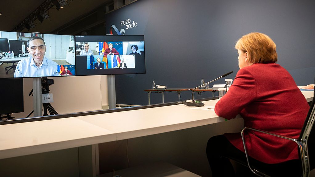 La chancelière fédérale Angela Merkel en conversation avec l’un des deux fondateurs de BioNTech Uğur Şahin
