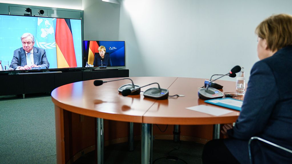 Bundeskanzlerin Angela Merkel im Gespräch per Video mit Antonio Guterres, Generalsekretär der Vereinten Nationen.