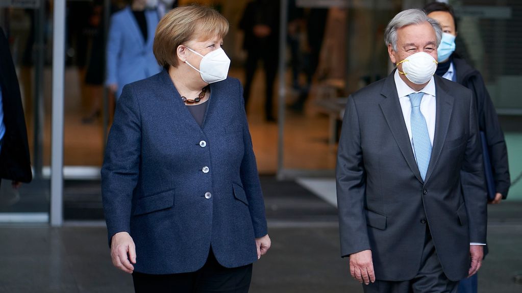 La chancelière fédérale Angela Merkel et le secrétaire général des Nations Unies António Guterres quittent ensemble le bâtiment du Reichstag