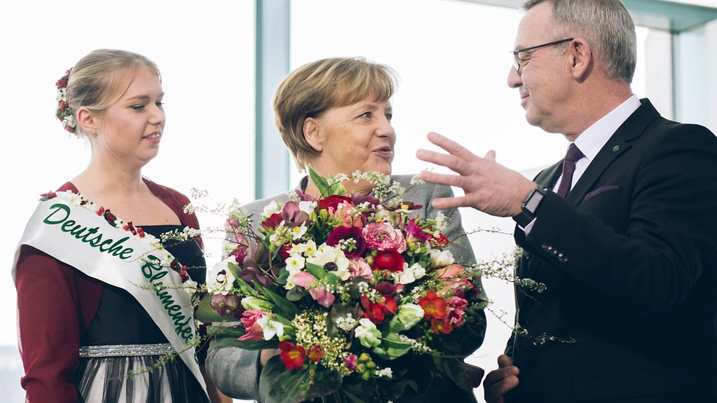 Bundeskanzlerin Angela Merkel erhält vom Zentralverband Gartenbau anlässlich des Valentinstages einen Blumenstrauß.