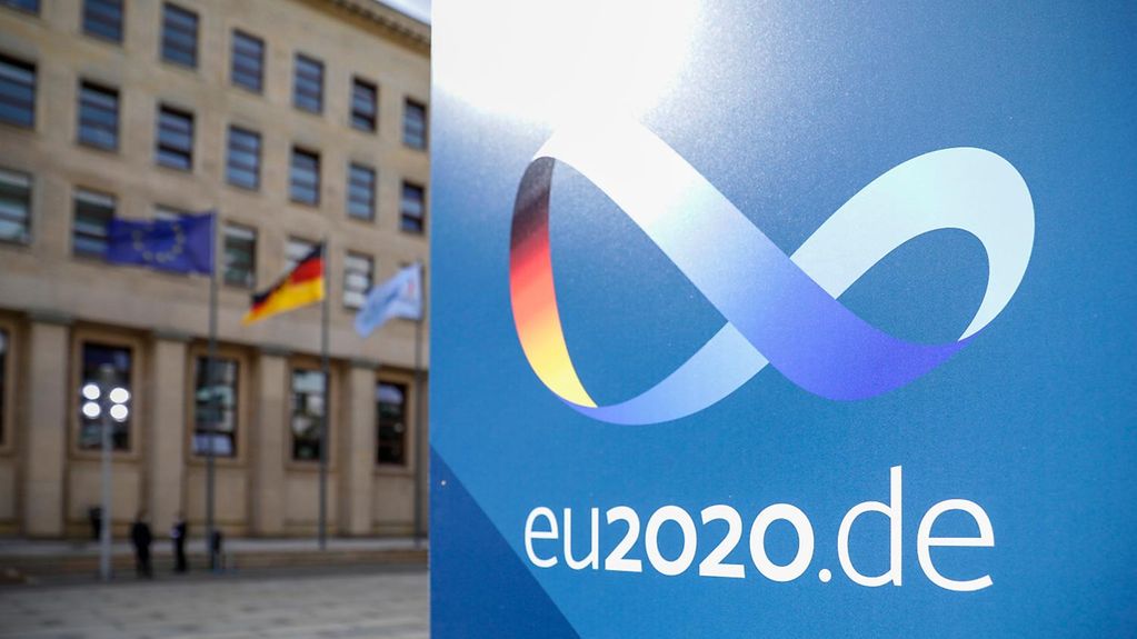 Das Logo von eu2020, im Hintergrund ein Gebäude.