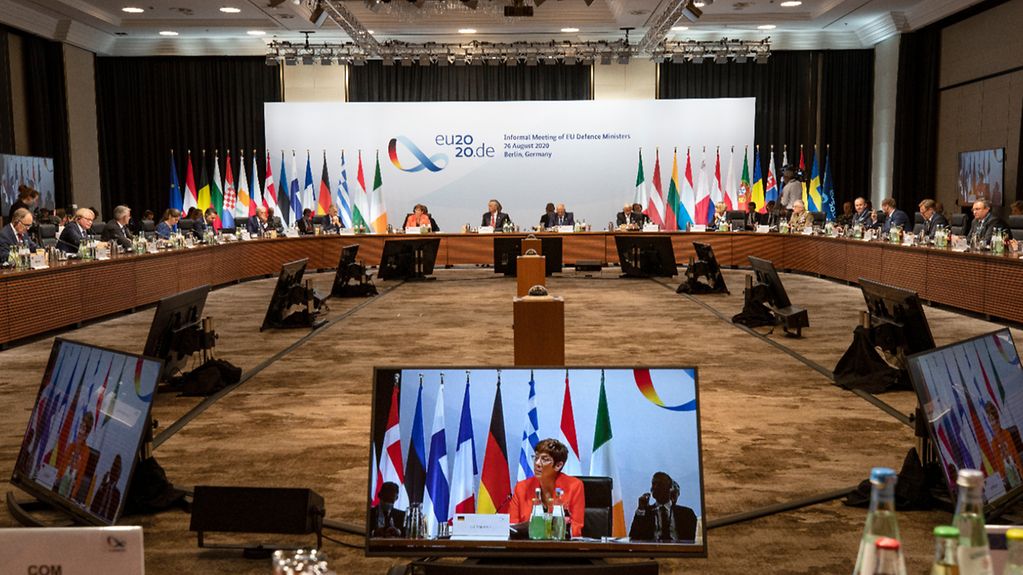 Sitzungssaal beim EU-Verteidgungsminstertreffen