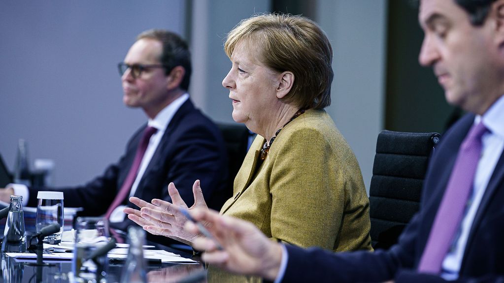 Bundeskanzlerin Angela Merkel spricht auf der Pressekonferenz zum Gespräch mit den Länderchefs zwischen Michael Müller, Berlins Regierender Bürgermeister, und Markus Söder, bayerischer Ministerpräsident.