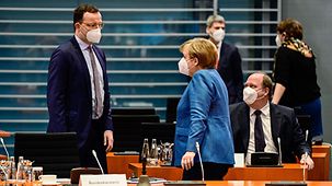 Bundeskanzlerin Angela Merkel vor Beginn der Kabinettsitzung mit Jens Spahn, Bundesminister für Gesundheit,.