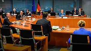 Bundeskanzlerin Angela Merkel vor Beginn der Kabinettsitzung