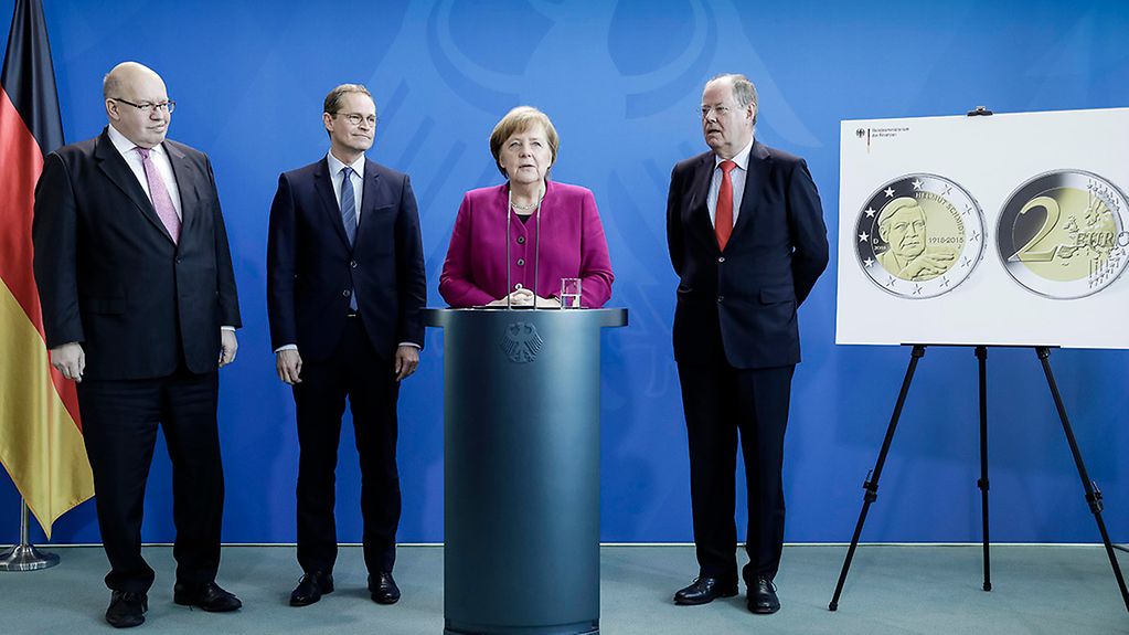 Bundeskanzlerin Angela Merkel spricht bei der Präsentation der 2-Euro-Gedenkmünzen 2018 „Berlin“ und „100. Geburtstag Helmut Schmidt“.