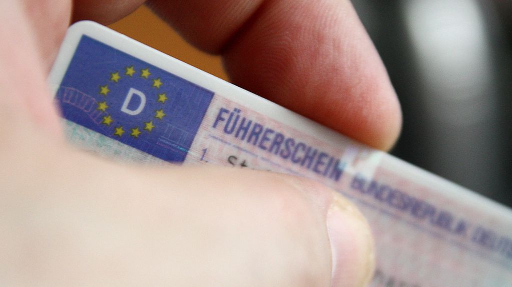 Jemand hält einen EU-Führerschein in der Hand.