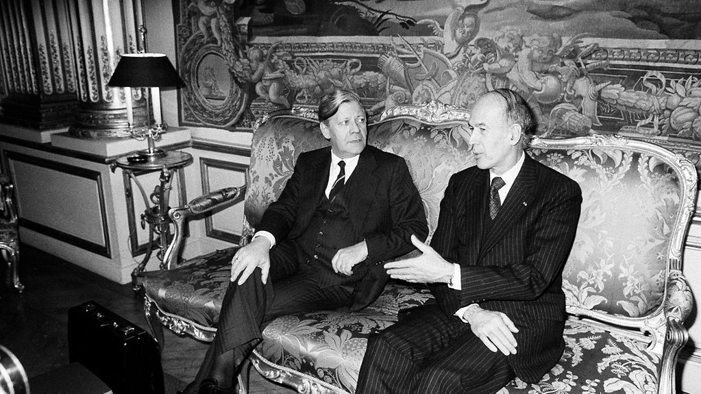 Der ehemalige deutsche Bundeskanzler Helmut Schmidt und der ehemalige französische Staatspräsident Valerie Giscard d'Estaing im Gespräch auf einem Sofa im Elysée-Palast