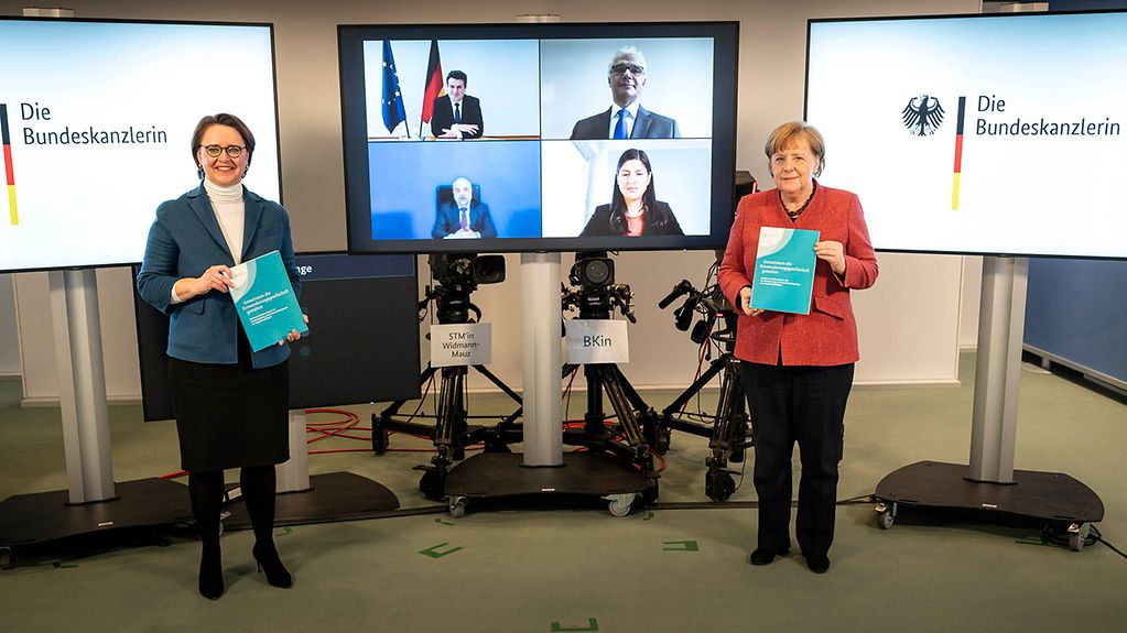 Bundeskanzlerin Angela Merkel und Staatsministerin Annette Widmann-Mauz, Beauftragte der Bundesregierung für Migration, Flüchtlinge und Integration, bei der Übergabe des Integrationsberichtes. 