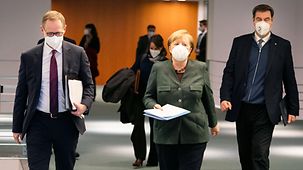 Bundeskanzlerin Angela Merkel geht im Kanzleramt zwischen Michael Müller, Berlins Regierender Bürgermeister, und Markus Söder, bayerischer Ministerpräsident.