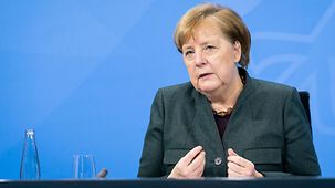 Bundeskanzlerin Angela Merkel spricht auf einer Pressekonferenz im Anschluss an die Videokonferenz mit den Regierungschefinnen und Regierungschefs der Länder zur Corona-Pandemie.